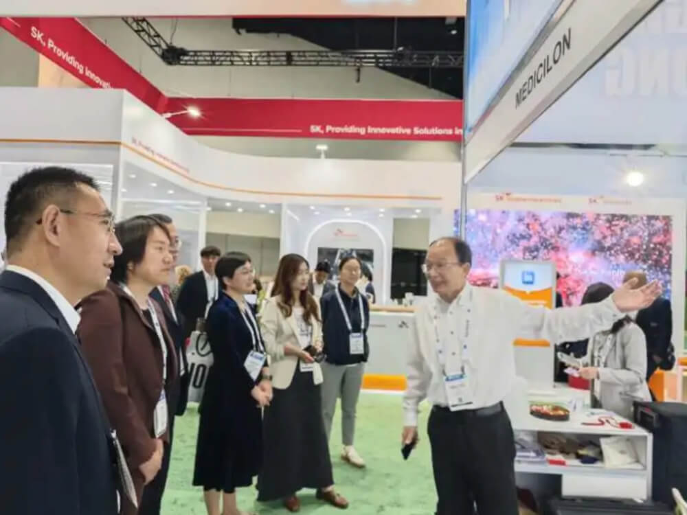 中国驻美国大使馆焦点参赞莅临并参观BOBSport展台.jpg